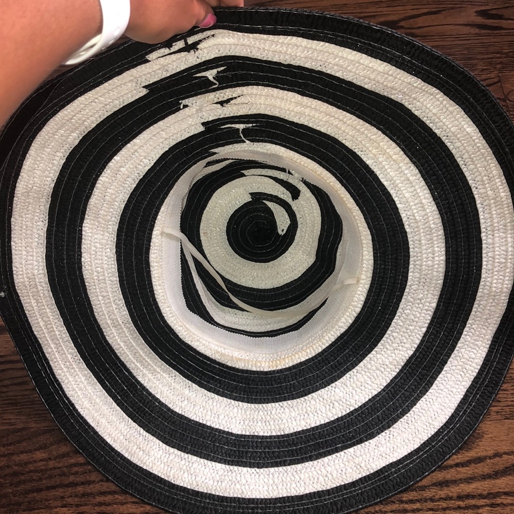 Black and white floppy hat - Picture 2 of 2
